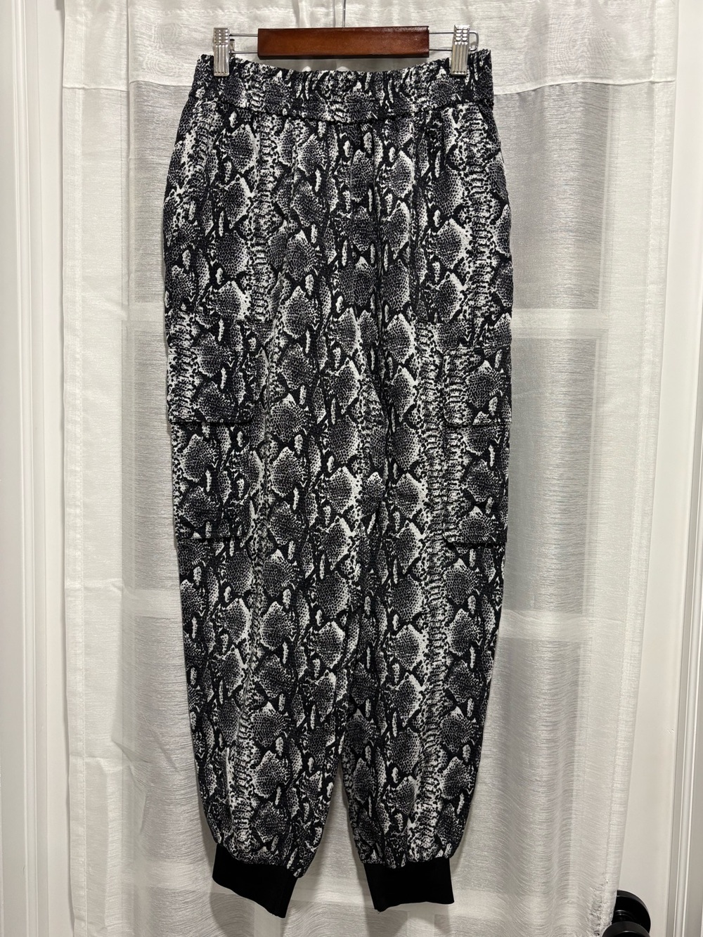 NWT Alice + Olivia Jadon Pull Up Cargo Pant In Snake Soft White Jogger Black XS